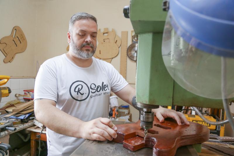 Rafael e uma dedicação ímpar pelos instrumentos, seja arrumando-os ou fabricando-os