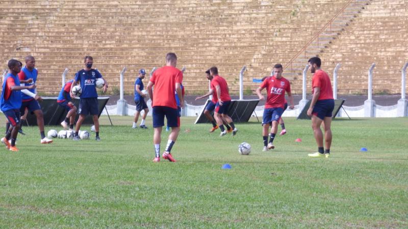 Finalização foi mais trabalhada no treino na tarde de ontem