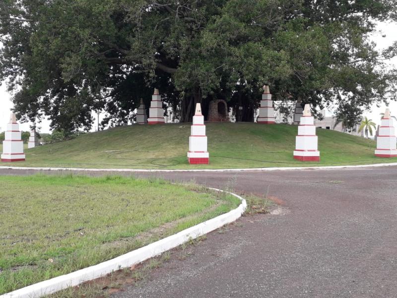 Obeliscos onde se encontram afixadas os azulejos dos contribuintes