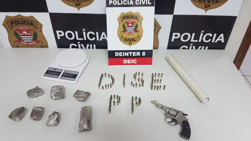 Drogas, munições e arma foram encontradas durante o flagrante 