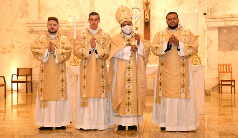 Três novos diáconos transitórios agora seguem a caminho da ordenação sacerdotal