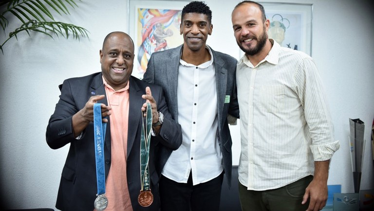 André Domingos (ao centro): bronze no revezamento 4 x 100m em Atlanta 1996 e prata na mesma prova em Sydney 2000