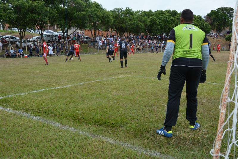 Segundo o Ministério Público, estão ocorrendo muitos jogos com aglomerações de torcida no entorno do campo