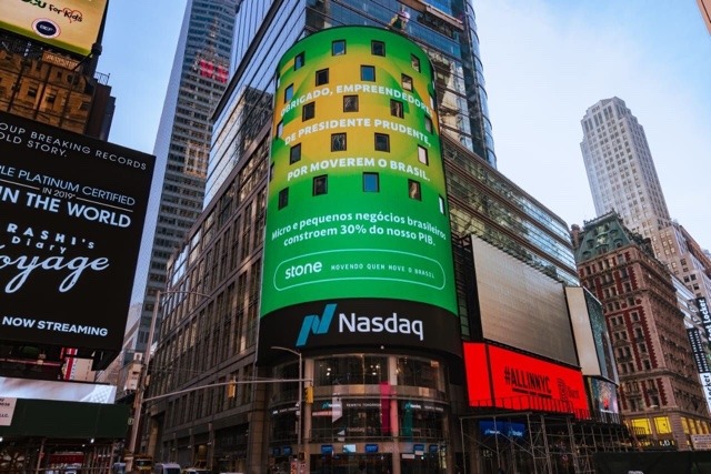 Times Square, marcada pelos gigantescos telões digitais de alta definição