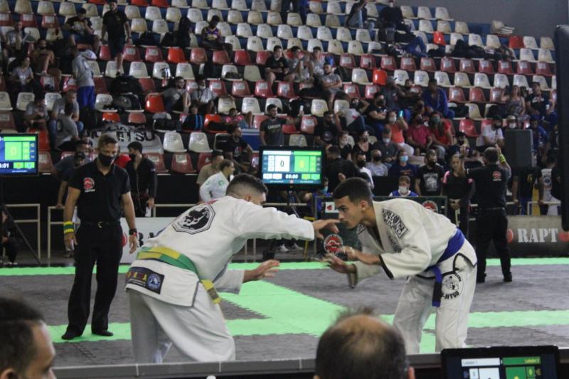 Machadense (à esq.) sagrou-se campeão no Juvenil Azul - acima de 91kg e também no absoluto 