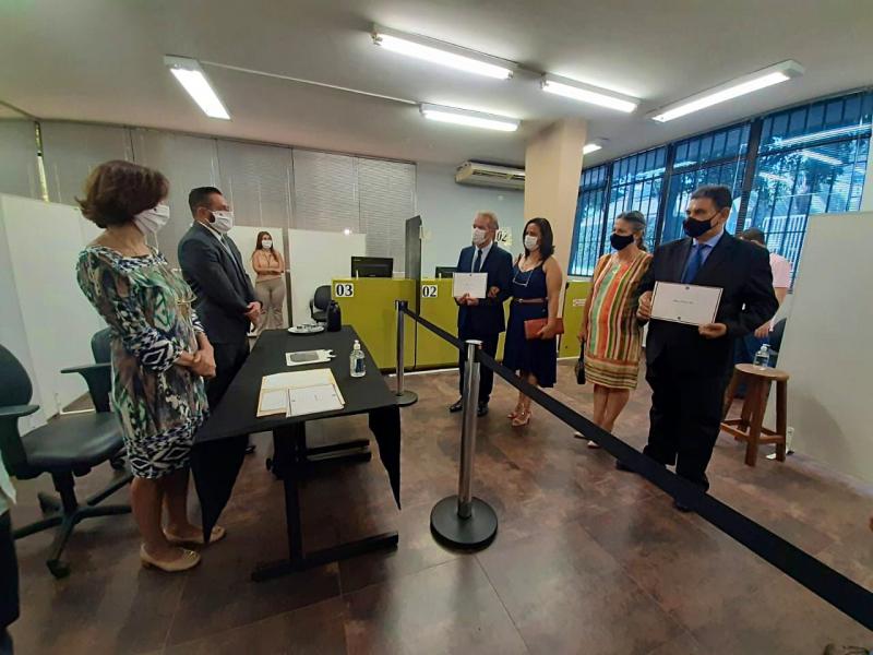 Ed Thomas e Izaque Silva foram os primeiros a receberem o diploma