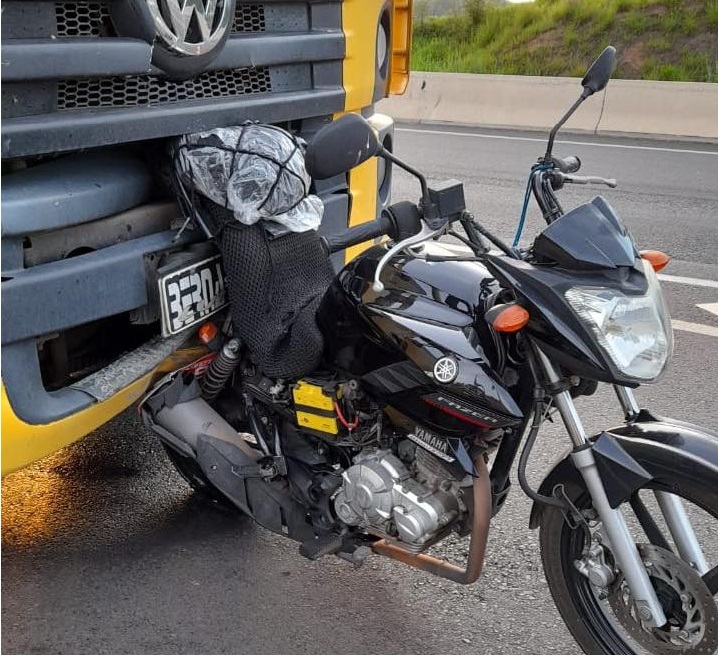 Polícia trabalha para entender o que fato ocasionou o acidente entre os veículos