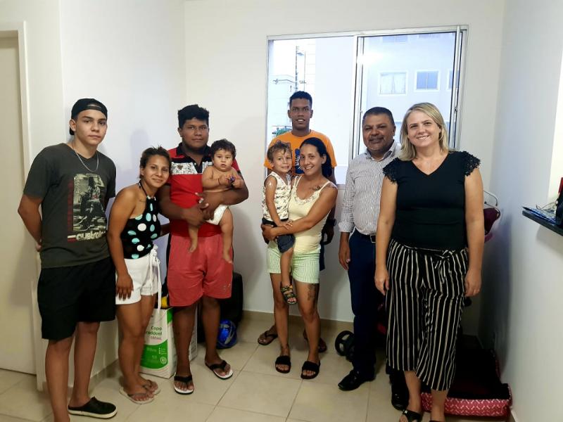 Maria Barrios e familiares instalados em um novo lar