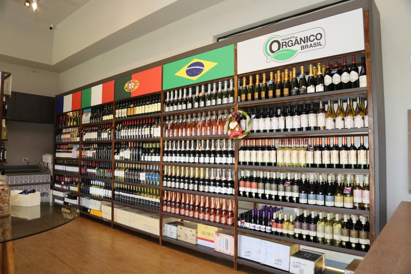 Centenas de rótulos, whiskies e cervejas podem ser encontrados na Massa Pura Empório