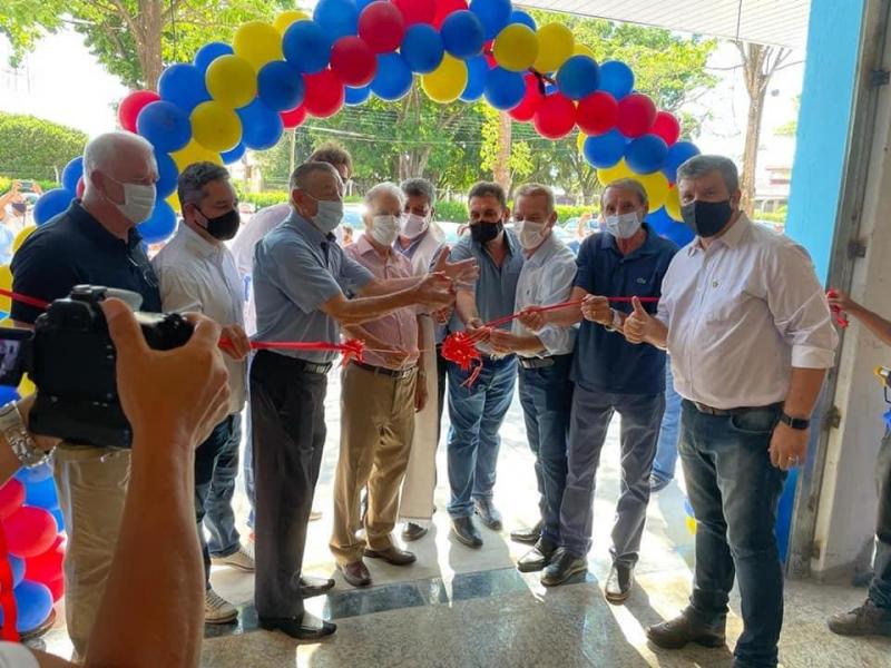 Família Nicolucci inaugura o novo supermercado, com as presenças do prefeito eleito Ed Thomas e o vice Izaque Silva, do presidente da Câmara, Demerson Dias e do presidente da Associação Comercial, Ricardo Anderson Ribeiro