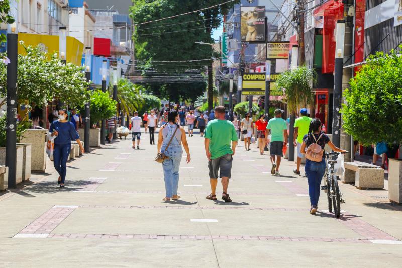  Calçadão de Prudente segue movimentado nas vésperas de Natal