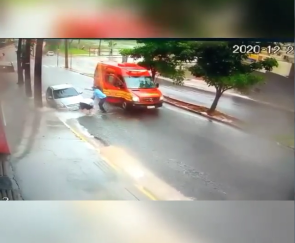 Quando bombeiros chegaram ao local, a vítima já havia se afogado, e foi necessária uma manobra de desafogamento para expelir a água