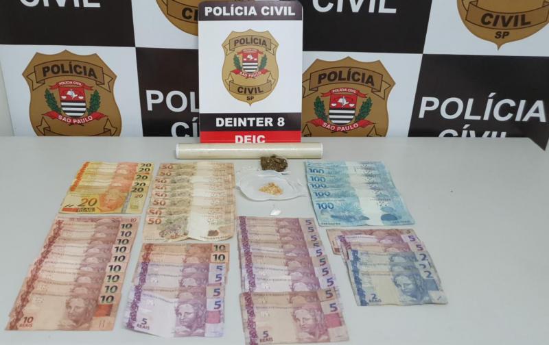 Agentes apreenderam R$ 1.331 que estavam no quarto do acusado