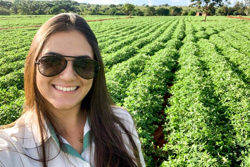 Bolsista do Prouni, Maria Júlia concluiu Agronomia na Unoeste em 2019 e hoje atua na Cooperativa Casul