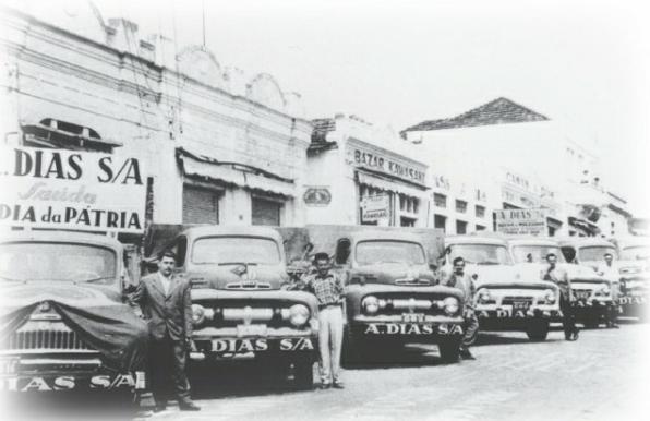 Frota de Caminhões de A.Dias S/A, preparada para o desfile de 7 de Setembro, 1952