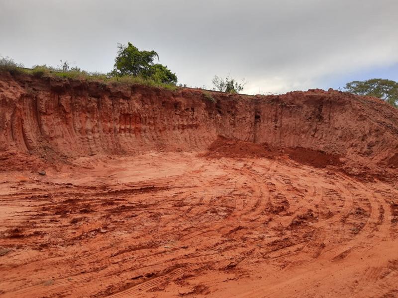 Tudo indica que a terra está sendo retirada do local