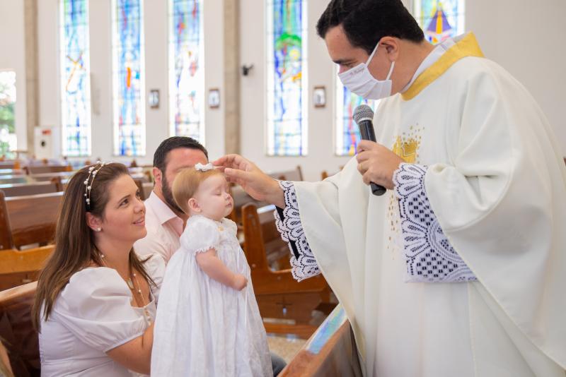 Padre Rodrigo abençoa a filhinha de Beatriz Marques Costa Pereira e André Pereira