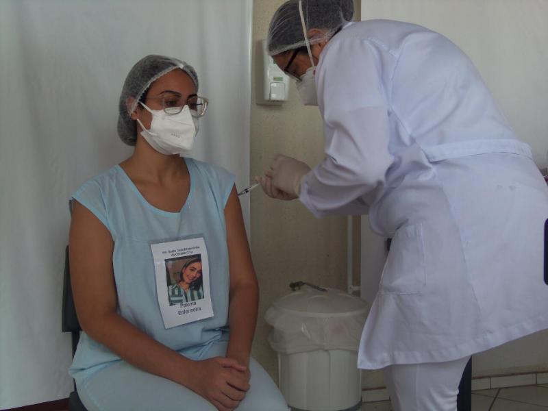 Paloma recebeu a vacina na manhã de hoje, em Osvaldo Cruz