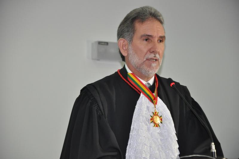 Juiz de Direito, ele era vice-presidente e corregedor do TRE-AC 