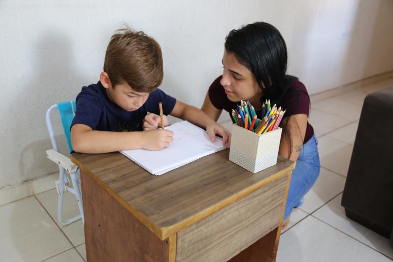 Mamãe Thayná ajuda o filhinho Lorenzo a fazer atividades que teria na escolinha
