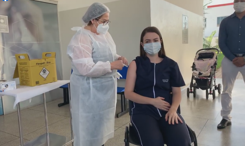 Profissional recebeu a dose pelas mãos da auxiliar de enfermagem, Geny Maia