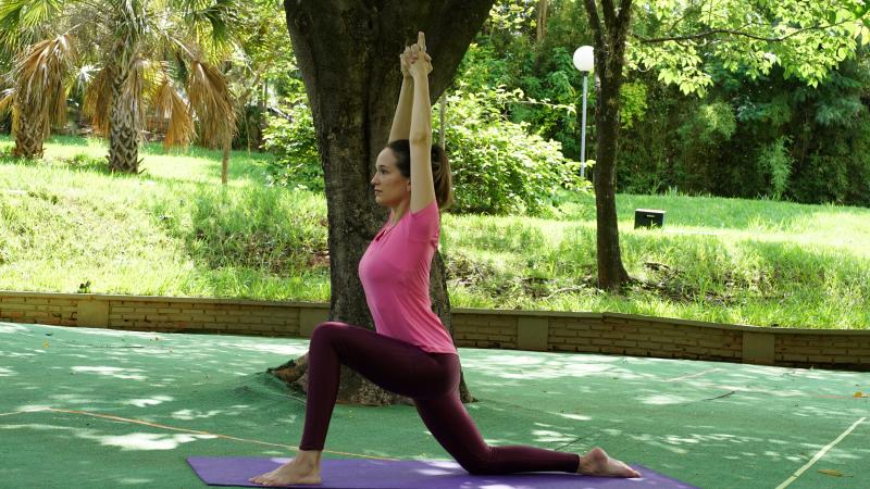 Aulas de ioga ensinam diferentes posturas para relaxamento, tonificação e conexão entre corpo e mente