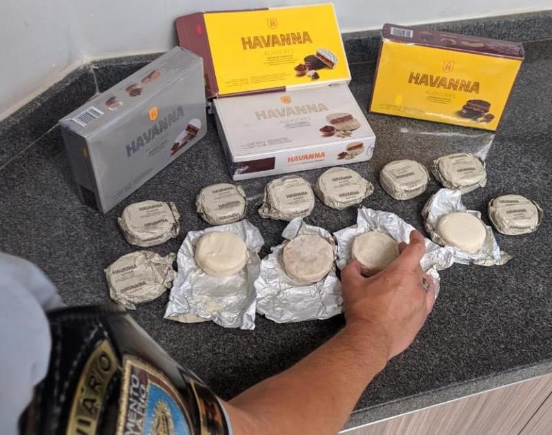 Droga foi localizada dentro de quatro caixas de alfajores, contendo 48 unidades disfarçadas