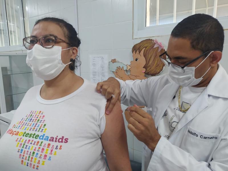 Enfermeira Andrea Puríssimo foi a primeira pessoa a tomar a vacina em Santo Anastácio