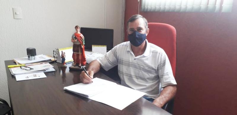 Prefeito Nenê Betio e sua mesa de trabalho