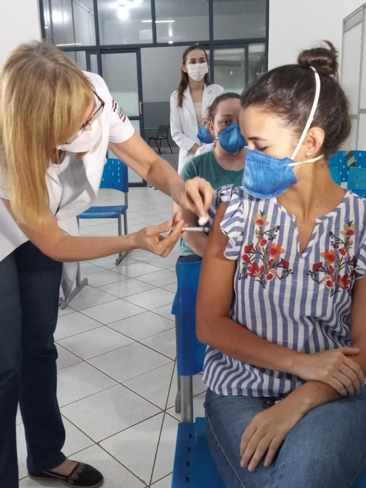 Drª Bruna Lutti Ortiz recebendo a vacina