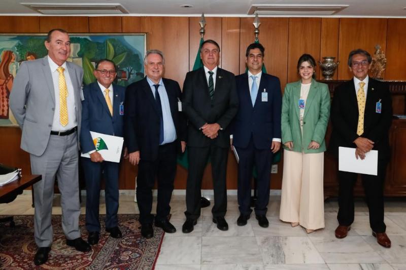 Claudio Posseiro, de Teodoro Sampaio, Chiquinho Galindo, presidente do PTB paulista,  Osmar Capuci, Presidente Bolsonaro, Fabrizzio Capucci, a médica do HRCPP  Bruna Minoti e Roberto Jefferson, presidente nacional do PTB