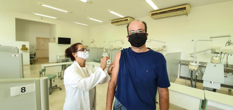 Dentistas começaram a ser imunizados ontem em Prudente