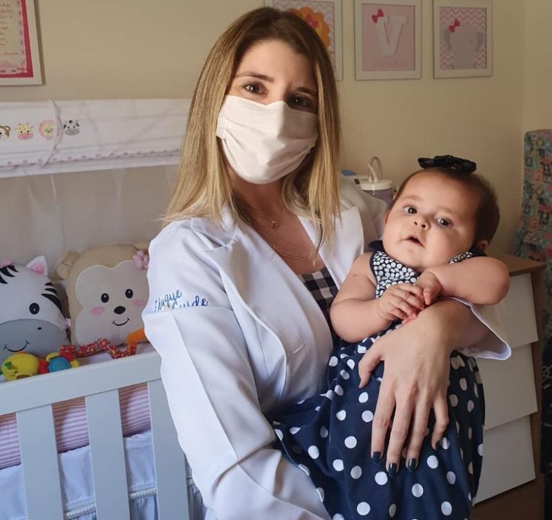 Médica cuida da parte de pediatria e neurologia infantil da bebê