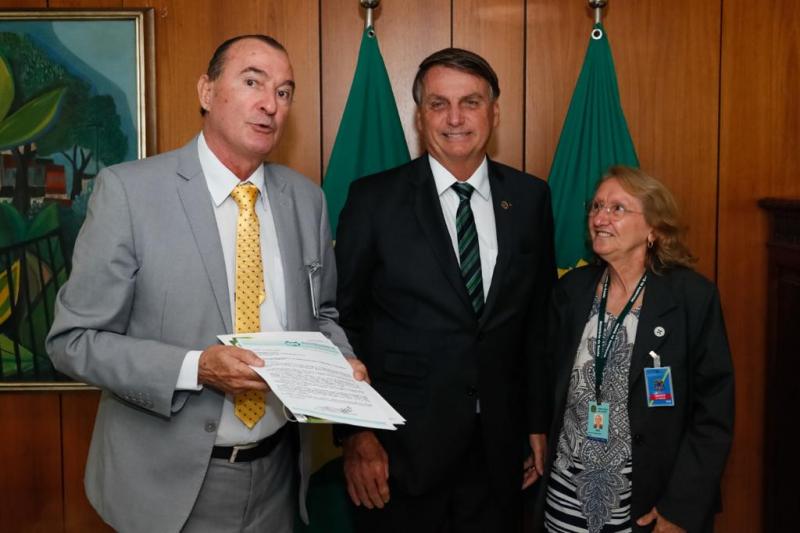 Cláudio Posseiro, o presidente Jair Bolsonaro e Maria Inês Pordeus Gadelha, chefe de gabinete do Ministério da Saúde