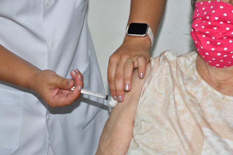 Idosos podem receber imunizante em um dos 27 postos do município