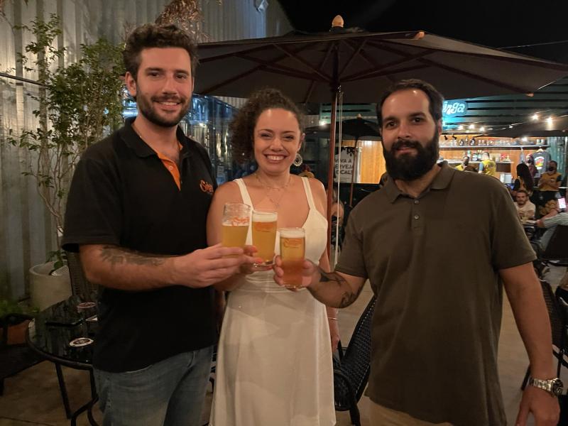 Guilherme, Larissa e Raphael, proprietários da Cervejaria Suinga