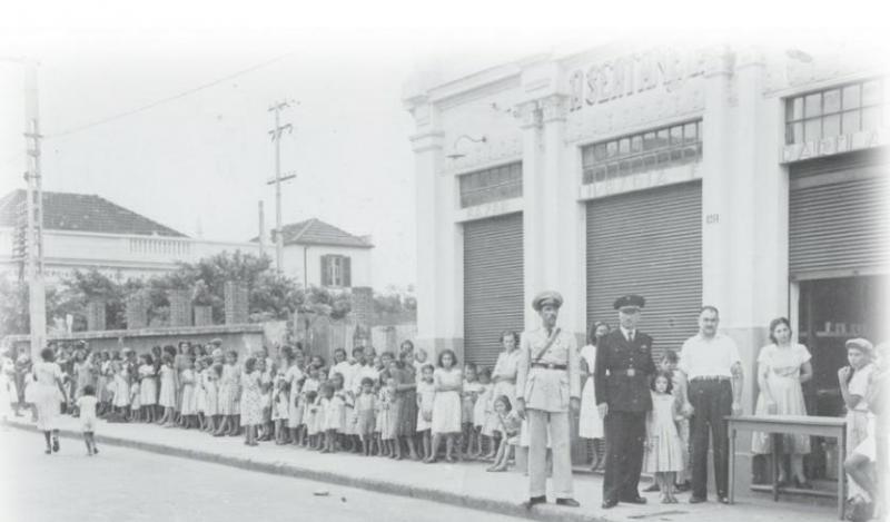 Sr. Seppa e esposa, no dia das crianças, em frente A Sertaneja, 1948