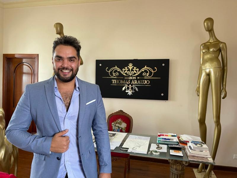 O estilista Thomas Araújo desenha vestidos para noivas, madrinhas e debutante