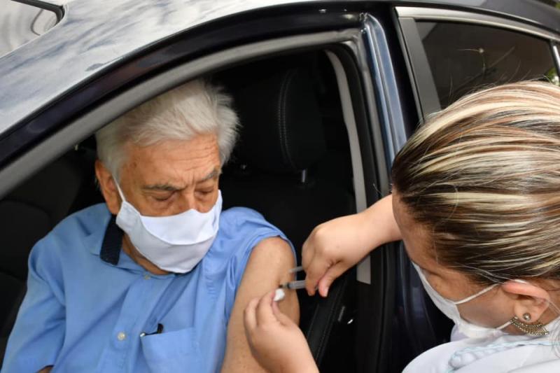 Idosos foram imunizados durante a manhã deste domingo