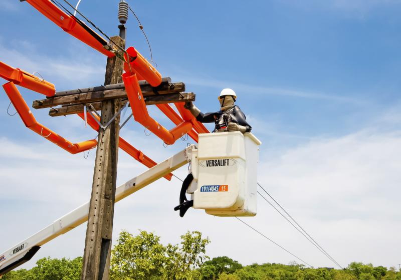 Empresa utiliza veículos com cestos aéreos que permitem aos eletricistas trabalhar em segurança