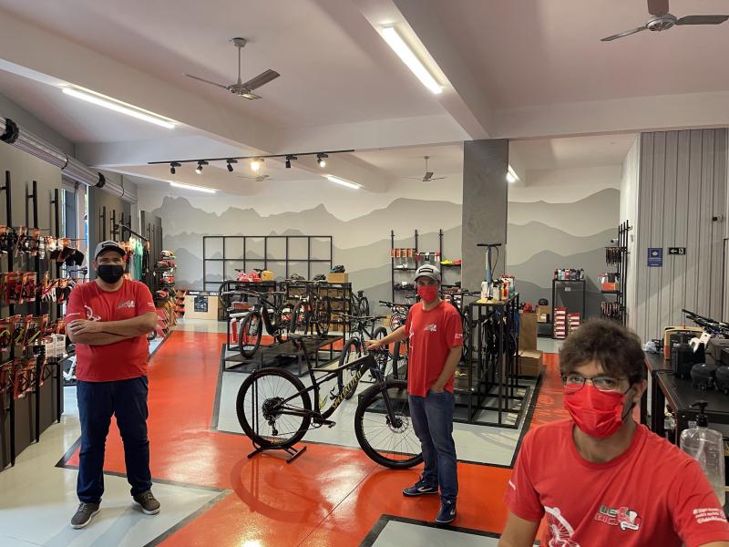 Virgílio Cecanho, à frente, e seus colaboradores Junior Macarini e Dema Alves, na Le Bici Bike Shopp