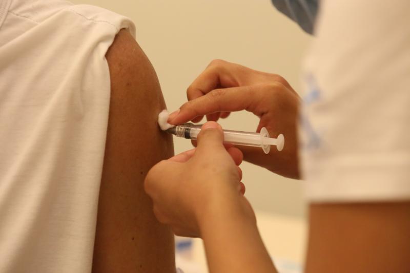 Juntos, os 53 municípios da região receberam 115.952 mil doses de imunizantes