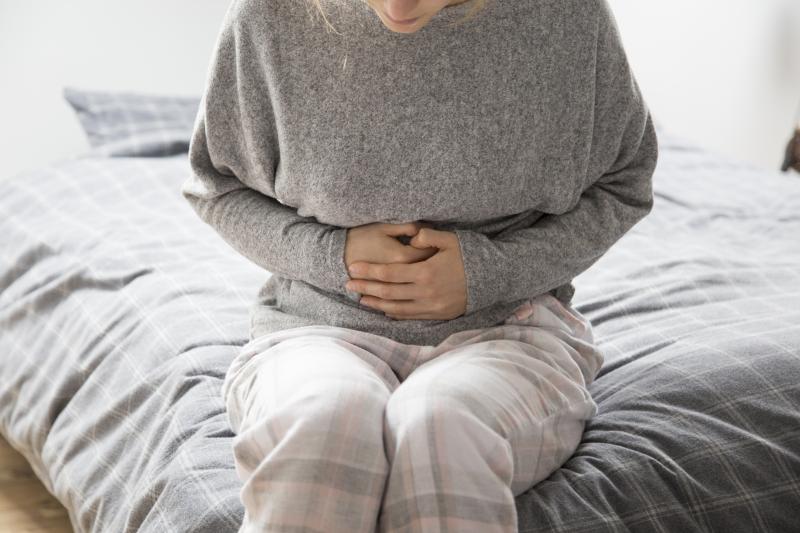 Entre sintomas da endometriose está dor pélvica intensa e cólicas menstruais