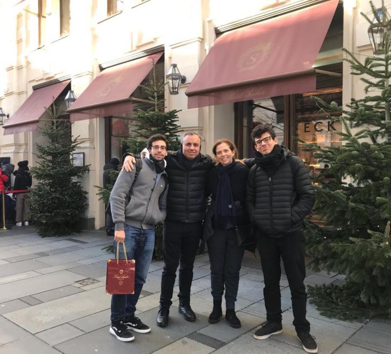 O promotor Silvio Marques, e a esposa Marisa Corazza Marques, cirurgiã dentista, com os filhos, Guilherme Corazza Marques (aluno de engenharia elétrica da Escola Politécnica da USP) e Augusto Corazza Marques (calouro da Faculdade de Direito da USP)