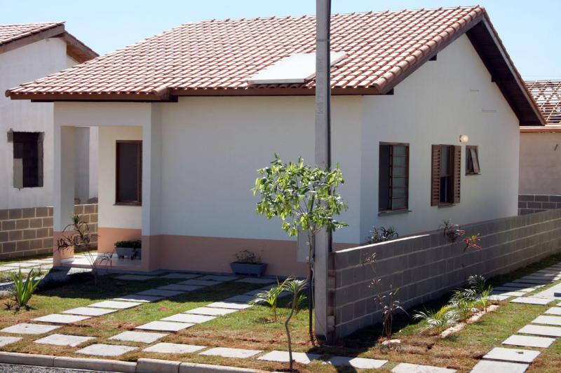 Casas terão dois dormitórios, sala, cozinha, banheiro e lavanderia