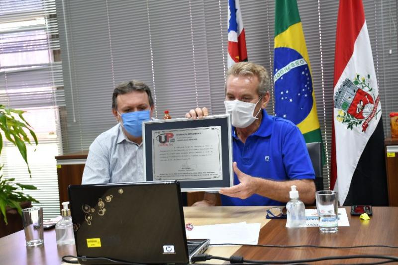 Ed Thomas presenteou Jorge Duran com uma placa de homenagem