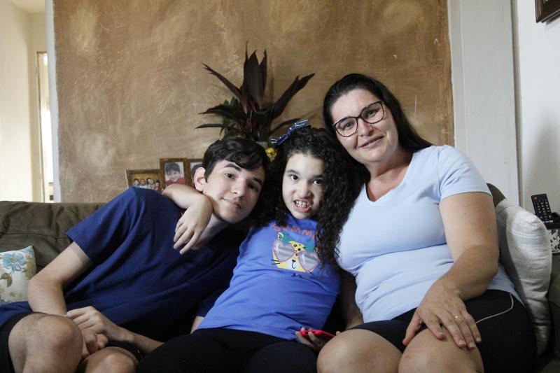 Sara conta com o apoio da família para o tratamento do TEA