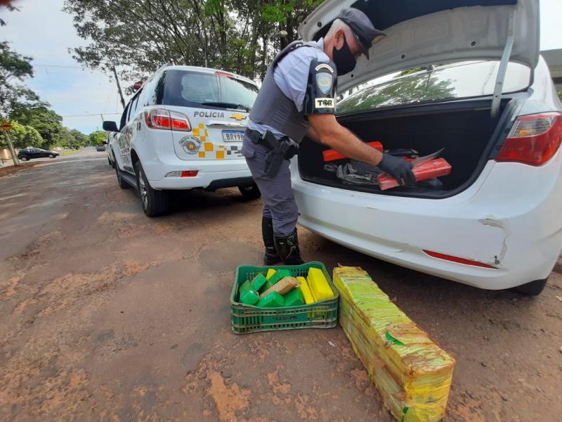 Entorpecentes estavam acondicionados em sacos plásticos dentro do porta-malas do veículo abandonado