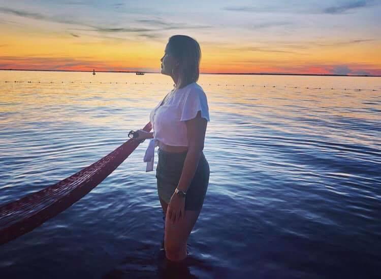 Edilene Coelho, tendo como cenário o pôr do sol mais bonito do Brasil, espelhado no Grande Lago, em Presidente Epitácio