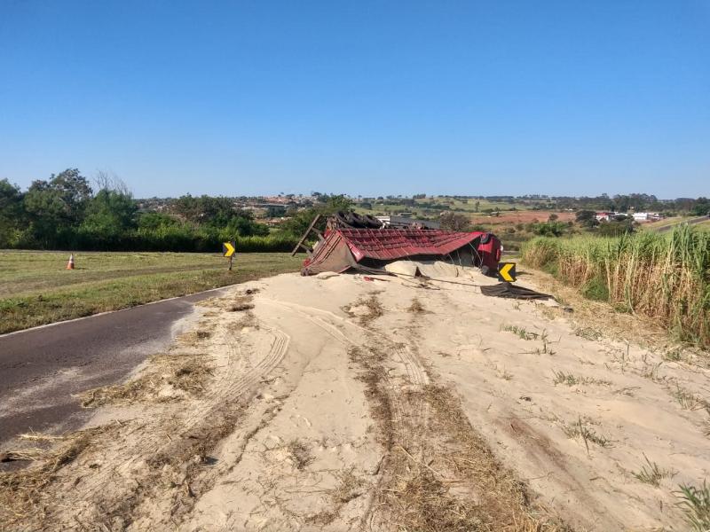  Apesar do tombamento, motorista do caminhão não ficou ferido 